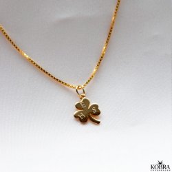 "Bellis" trekløver guld halskæde med gravering