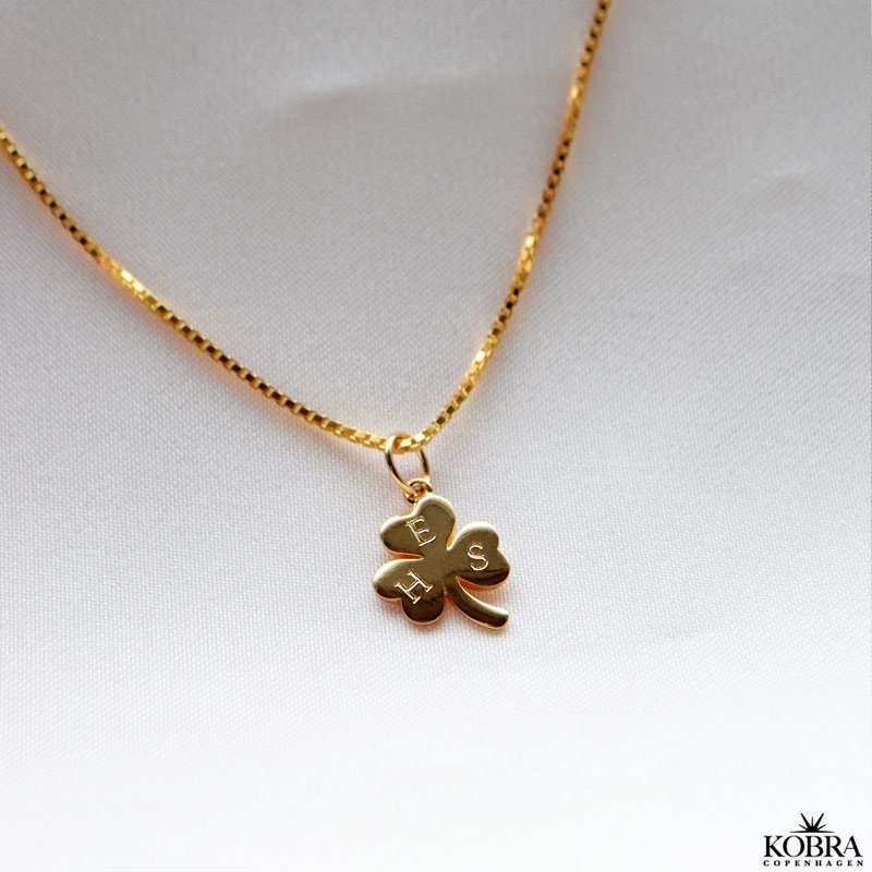 "Bellis" trekløver guld halskæde med gravering