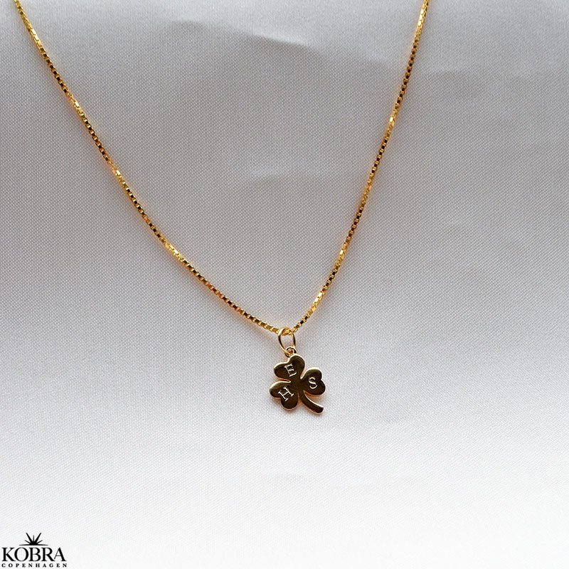 "Bellis" trekløver guld halskæde med gravering