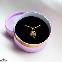 "Bellis" trekløver guld halskæde med gravering