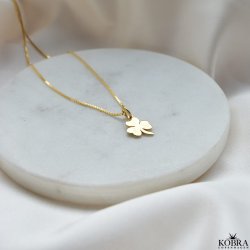 "Bellis" trekløver guld halskæde med gravering