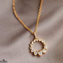 "Valerie" gold necklace with round pendant