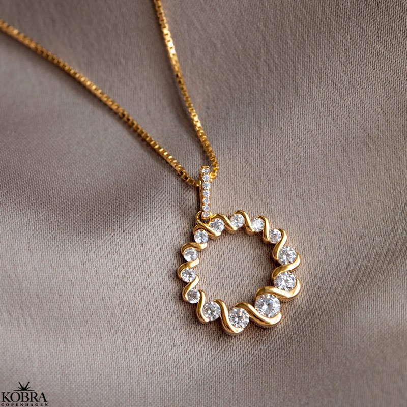 "Valerie" gold necklace with round pendant