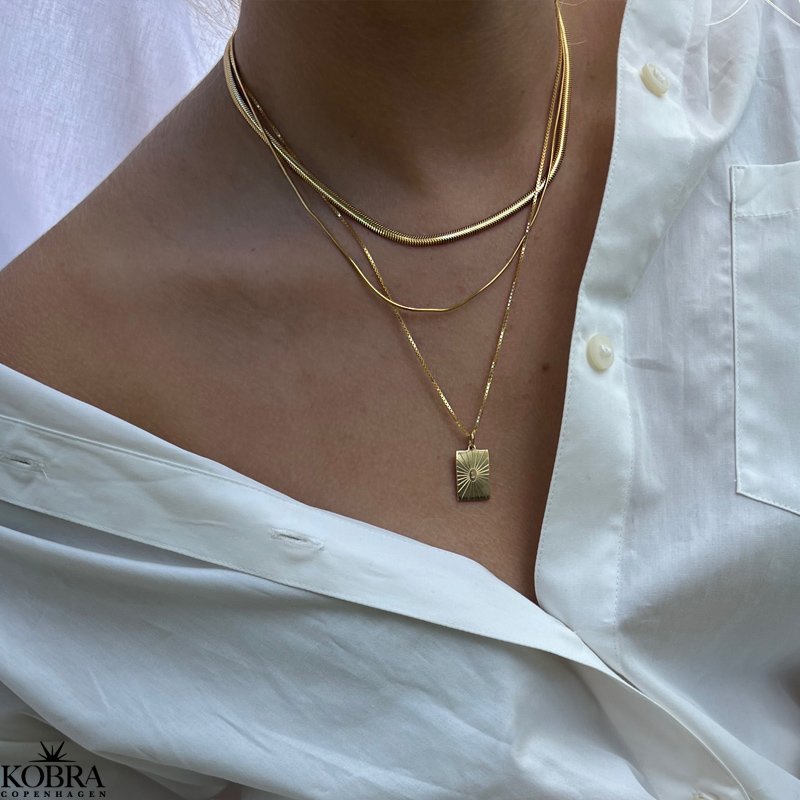 "Shiva" tynd slangekde i 18 karat forgyldt