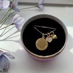 "Journal" guld amulet halskde med gravering samt bogstav med hvide sten