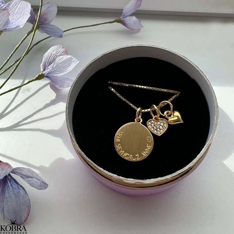 "Journal" guld amulet halskde med gravering samt bogstav med hvide sten