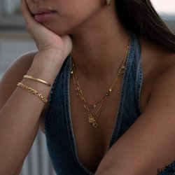 "Pittioni" guld perlekde med bl ferskvandsperler og sm amuletter