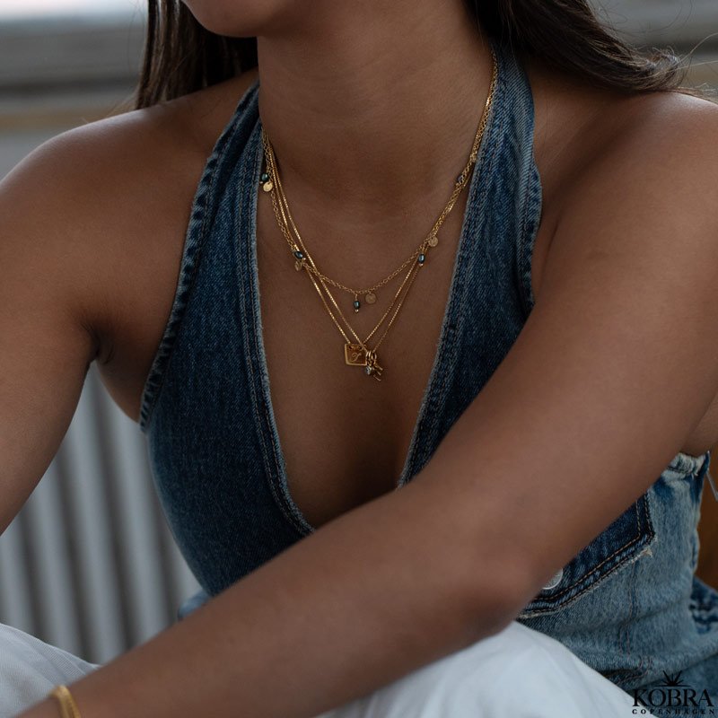 "Hey" guld halskde med personlig gravering