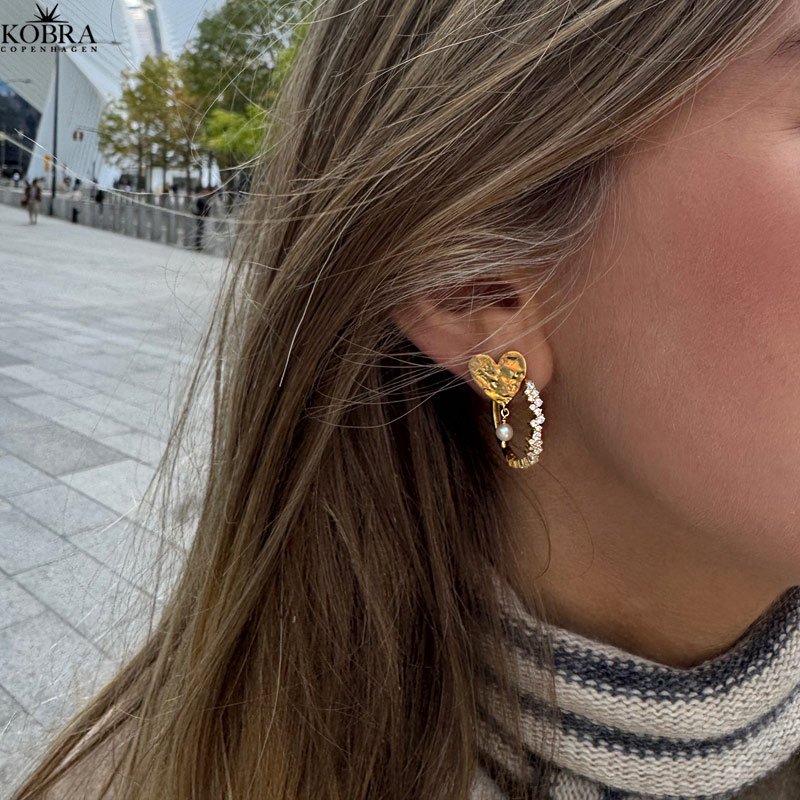 "Mikami" unikke guld hoops (large) med hvide sten