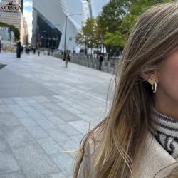 "Mikami" unikke guld hoops (large) med hvide sten