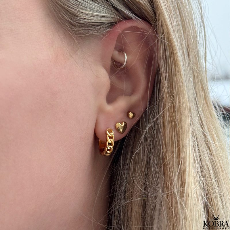 "Liva" small earrings with small gold hearts