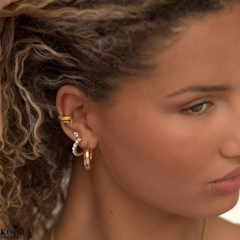 "Flake" Simpel guld earcuff med sten 
