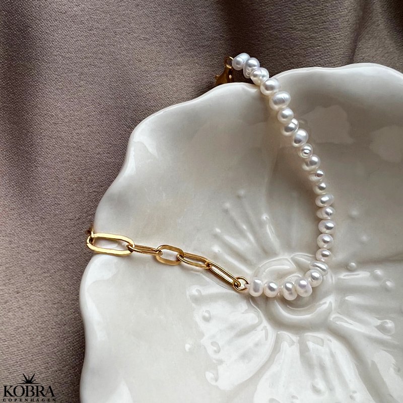 "Nirvana" guld armbnd med gte hvide ferskvandsperler