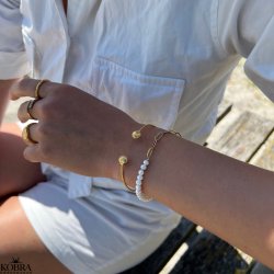 "Nirvana" guld armbnd med gte hvide ferskvandsperler