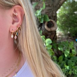 "Lyra" sm guld hoops med pink glassten