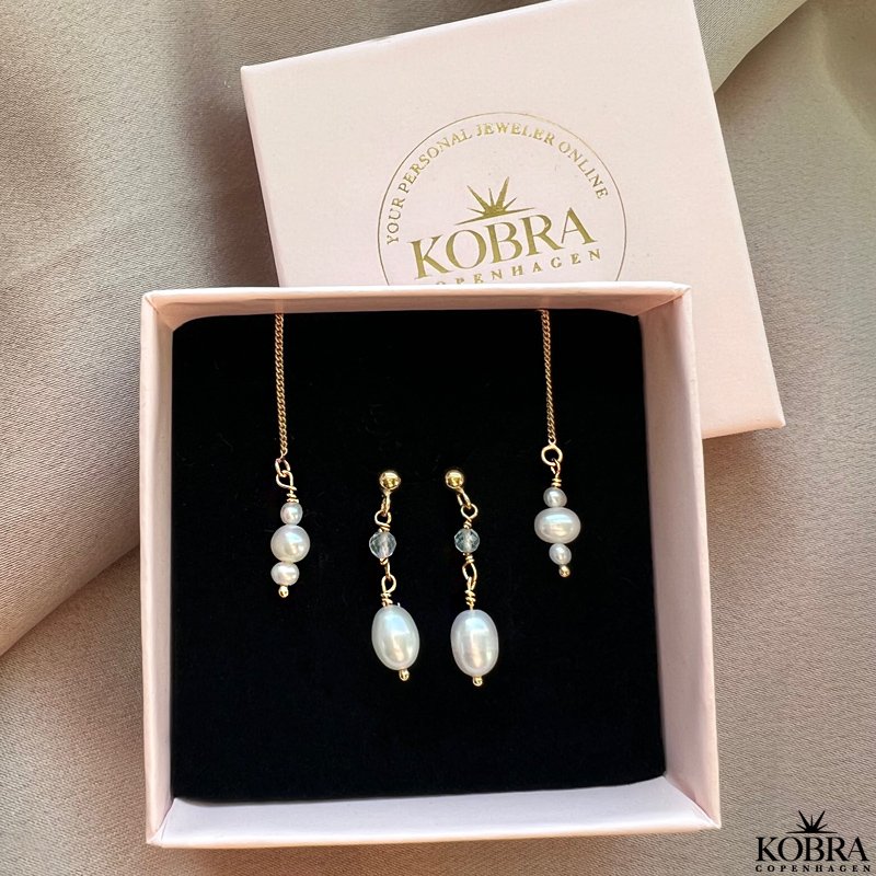 "Ellish" sm guldrestikker med bl aquamariner samt hvid ferskvandsperle