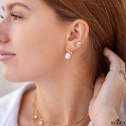 "Windy" gold ear studs in a unique design