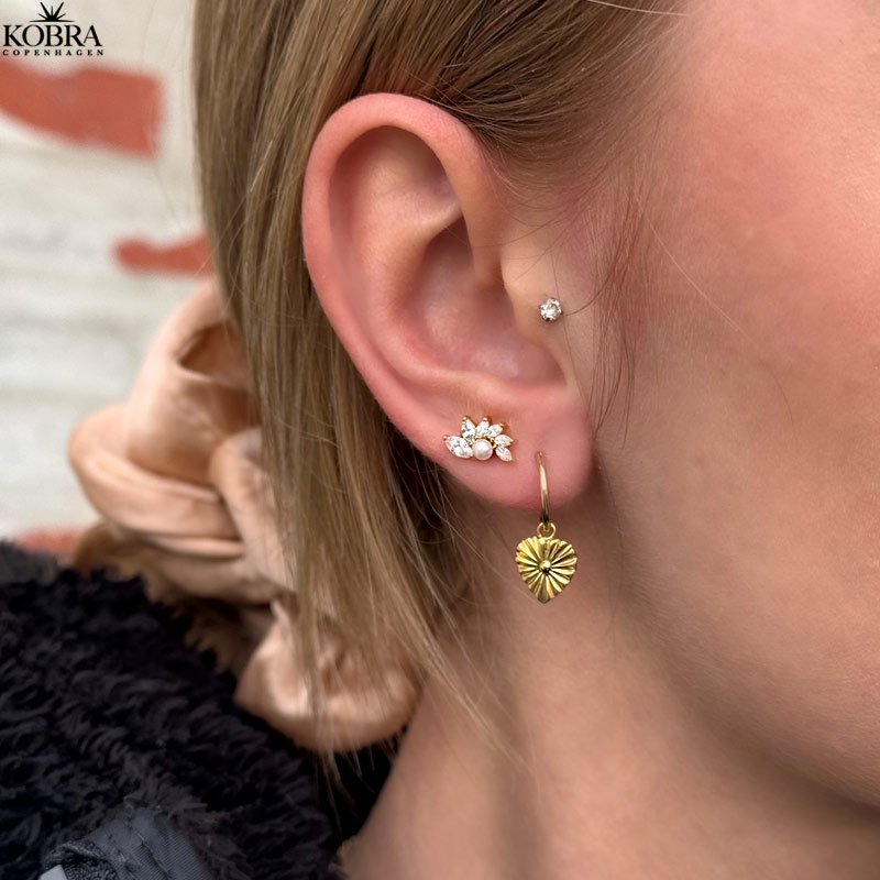 "Windy" gold ear studs in a unique design