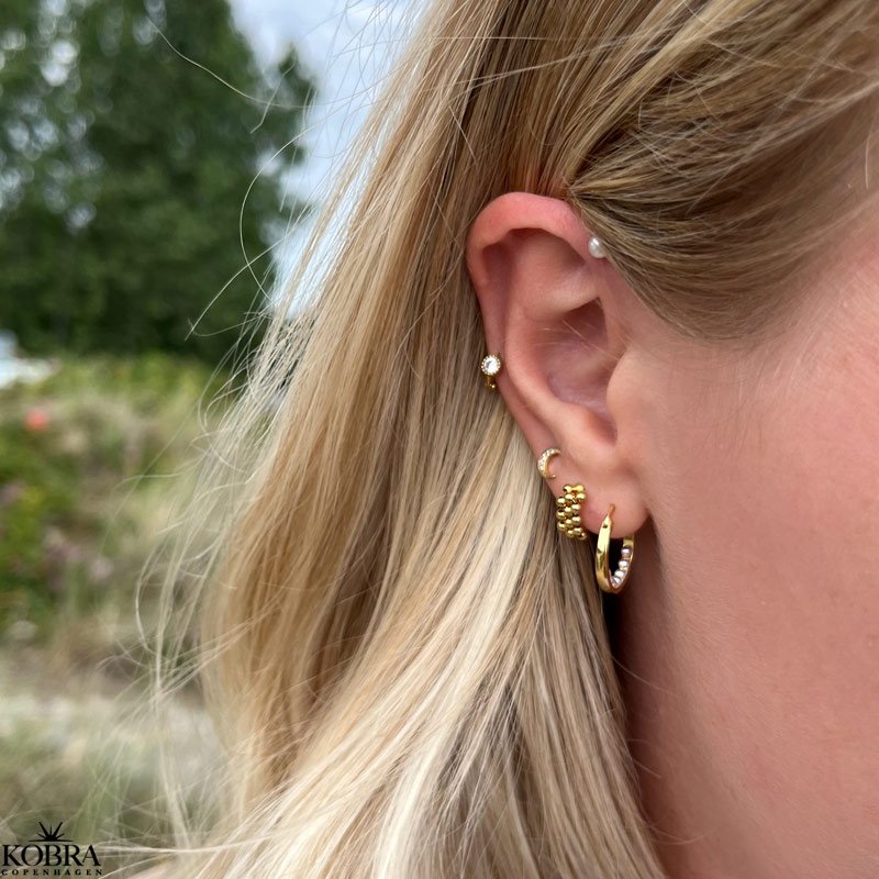 "Beady" guld øreringe / hoops med perler