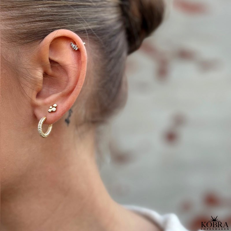 "Lily" guld restikker med hvide sten