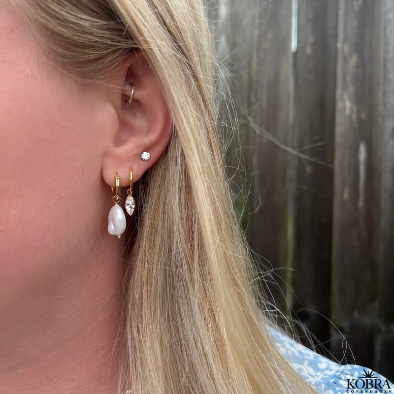 "Lyra" sm guld reringe med hvide glassten