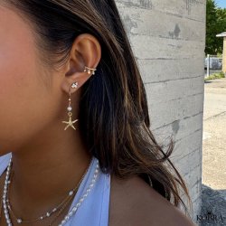 "Ellis" guld earcuff med guldkugler og hvide sten