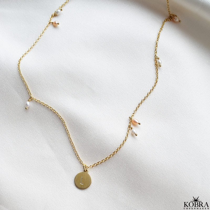 "Wilma" pearl necklace with mini id tag in gold plated