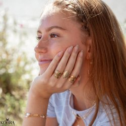 "Peach" guld panzer armbnd med hvide og lyserde perler