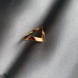 "Lennox" Hndlavede V ring i guld