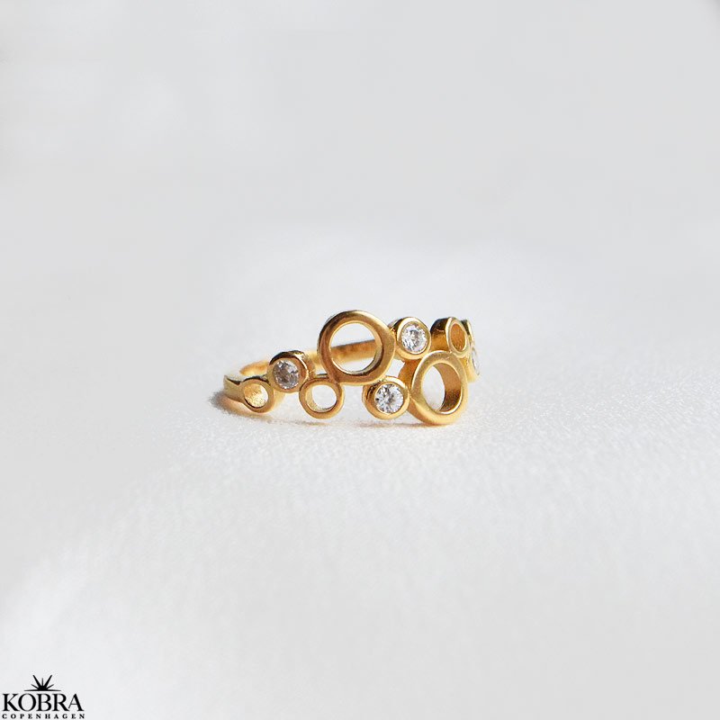 "Lucienna" guld ring med hvide sten