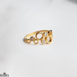 "Lucienna" guld ring med hvide sten