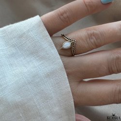 "Mae" gullring med mnestein