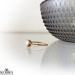 "Luxi" guld ring med gte ferskvandsperle