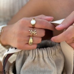 "Viva" gold-plated ring with white stones and leaves