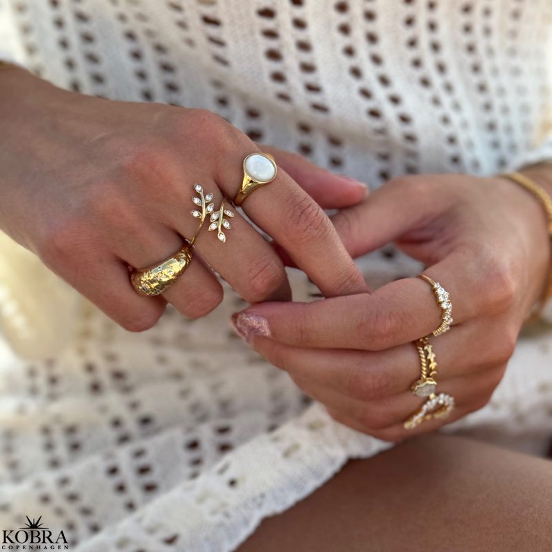 "Luna" stor chunky guld ring med hvide sten