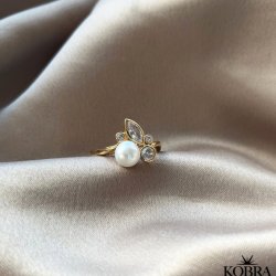 "Magda" guld ring med hvide sten samt gte hvid ferskvandsperle