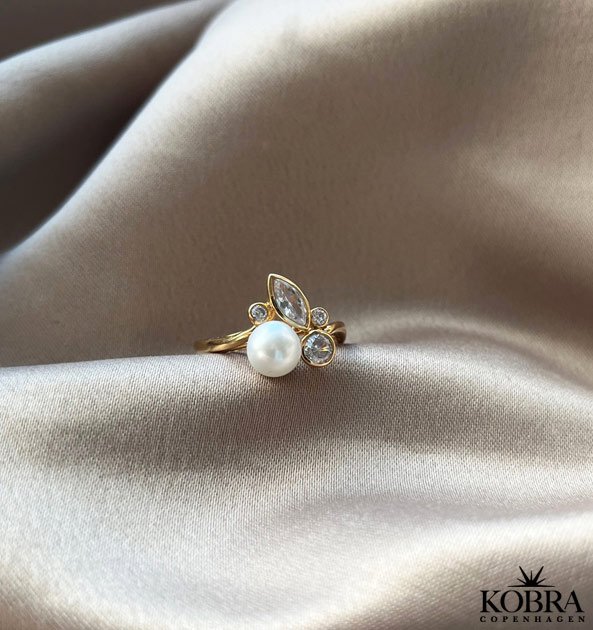 "Magda" guld ring med hvide sten samt gte hvid ferskvandsperle
