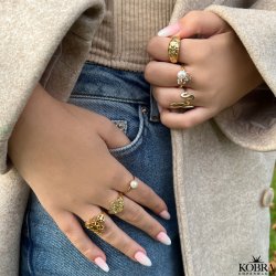 "Magda" guld ring med hvide sten samt gte hvid ferskvandsperle