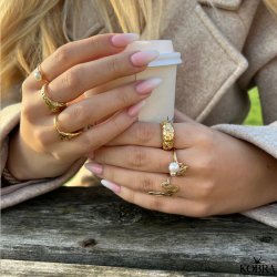 "Magda" guld ring med hvide sten samt gte hvid ferskvandsperle