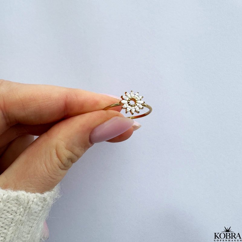 "Glamour" unique gold ring with stones and floral motif