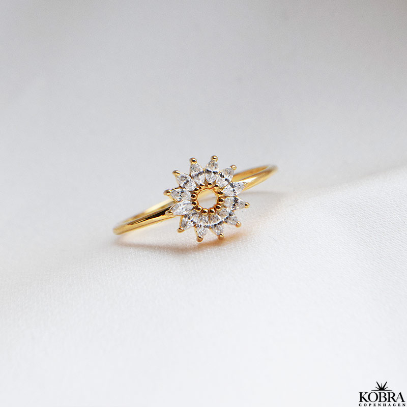 "Glamour" unik guld ring med sten og blomstermotiv