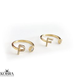 "Zoey" Bogstav ring i 18 karat forgyldt med hvide sten