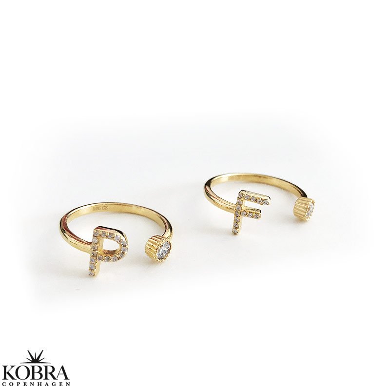 "Zoey" Bogstav ring i 18 karat forgyldt med hvide sten