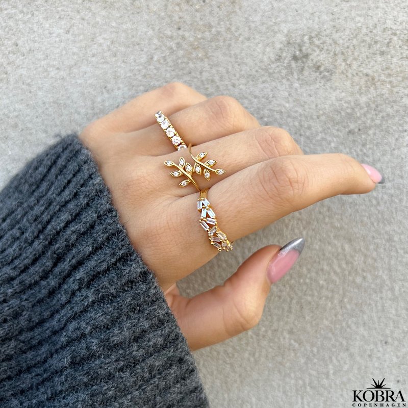 "Viva" gold-plated ring with white stones and leaves