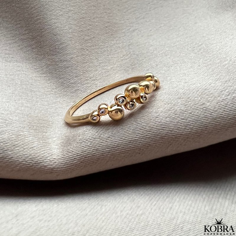 "Veronica" smuk guld ring med guldkugler og hvide sten