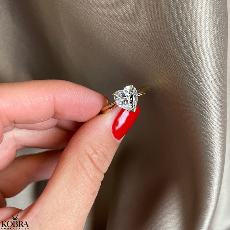 "Joy" guld hjerte ring med smuk zirkonia sten