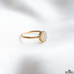 "Lullo" snoet guld ring med "rainbow moonstone"