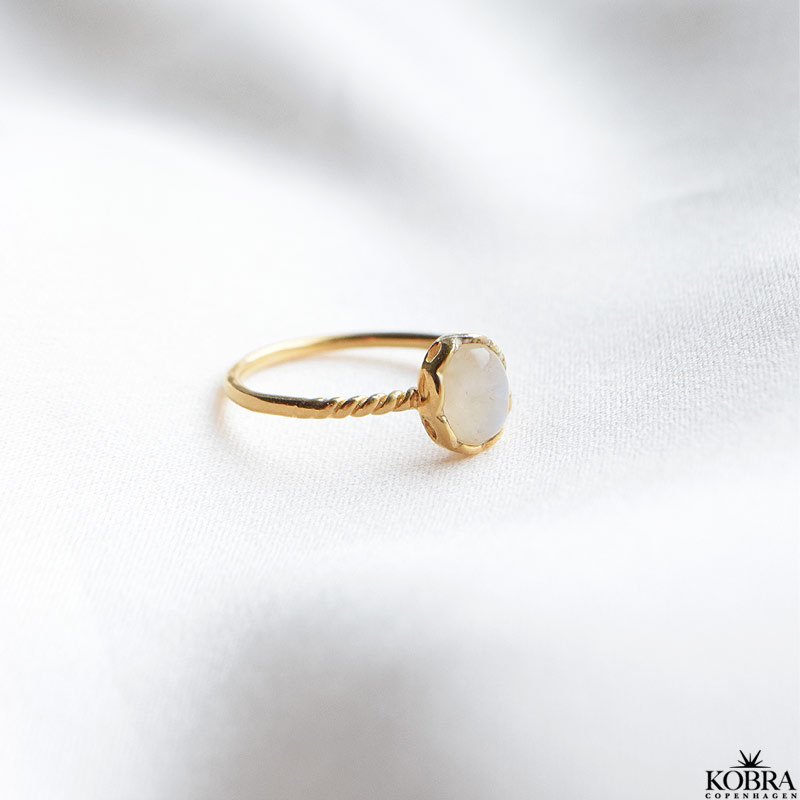 "Lullo" snoet guld ring med "rainbow moonstone"