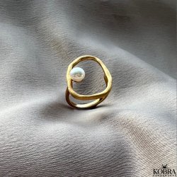 "Selma" large gold ring with freshwater pearl