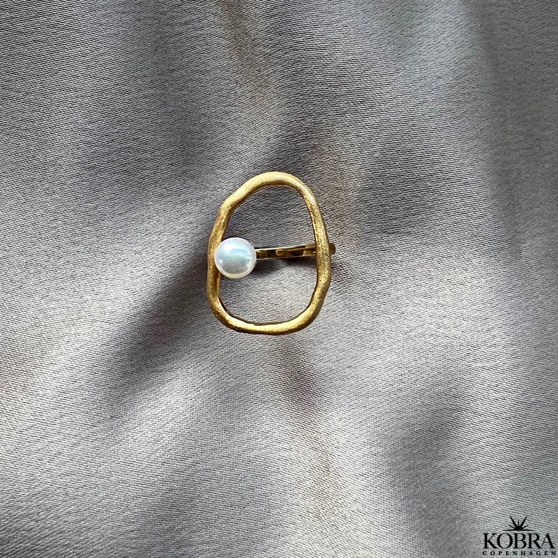 "Selma" large gold ring with freshwater pearl